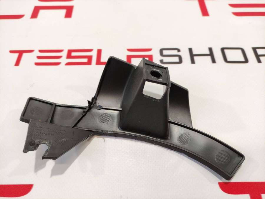 Кронштейн крепления бампера переднего к Tesla Model S 2019