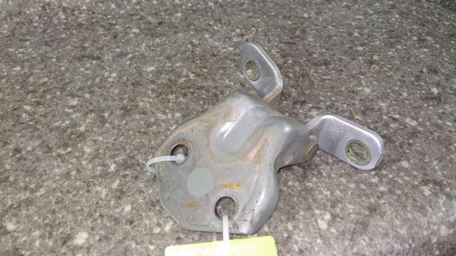 Петля двери передней правой к Mazda 323 2001