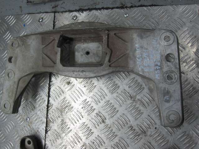 Кронштейн КПП к BMW 5 2006