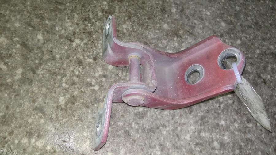 Петля двери передней правой к Mazda 3 2006