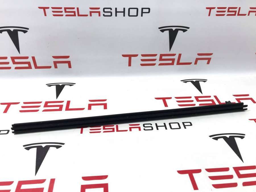 Уплотнитель к Tesla Model S 2015