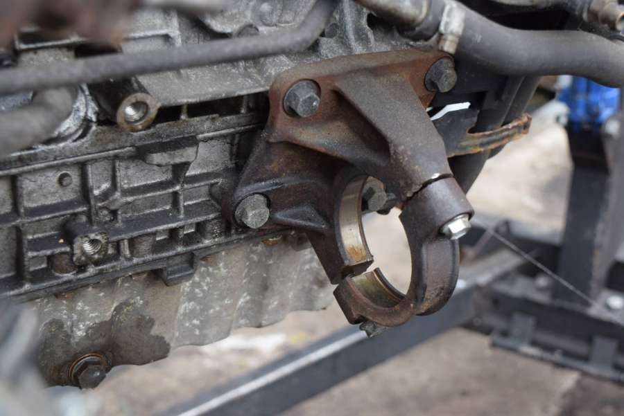 Кронштейн полуоси к Volvo V40 1998
