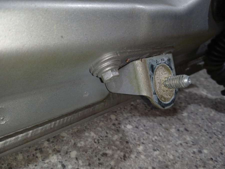 Петля крышки багажника к Renault Laguna 2009