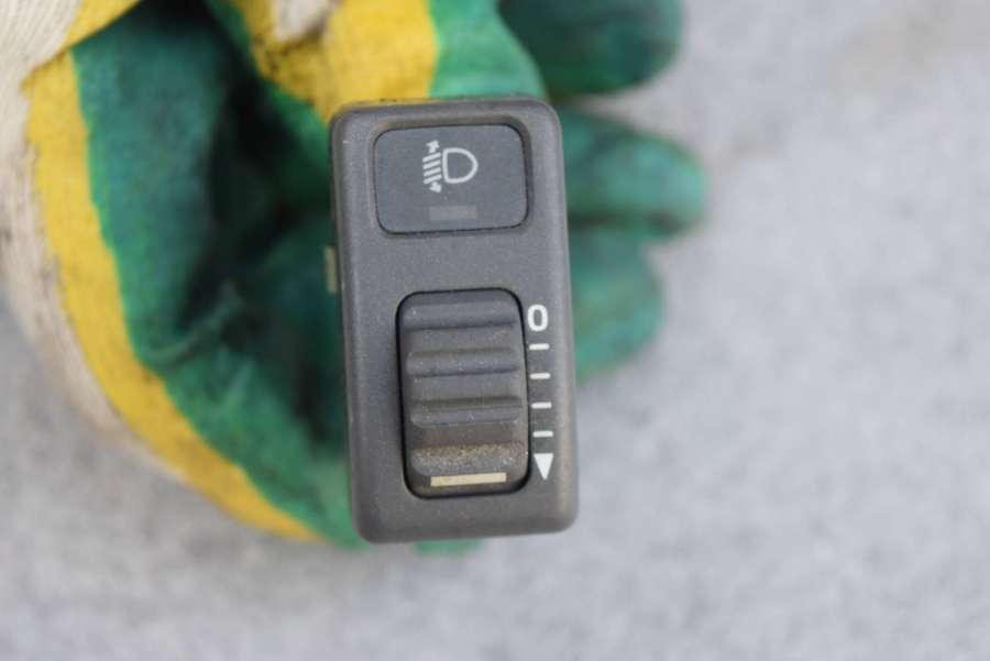 Кнопка корректора фар к Volvo V70 1998