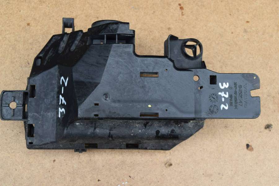 Короб предохранителей к Volvo S60 2005