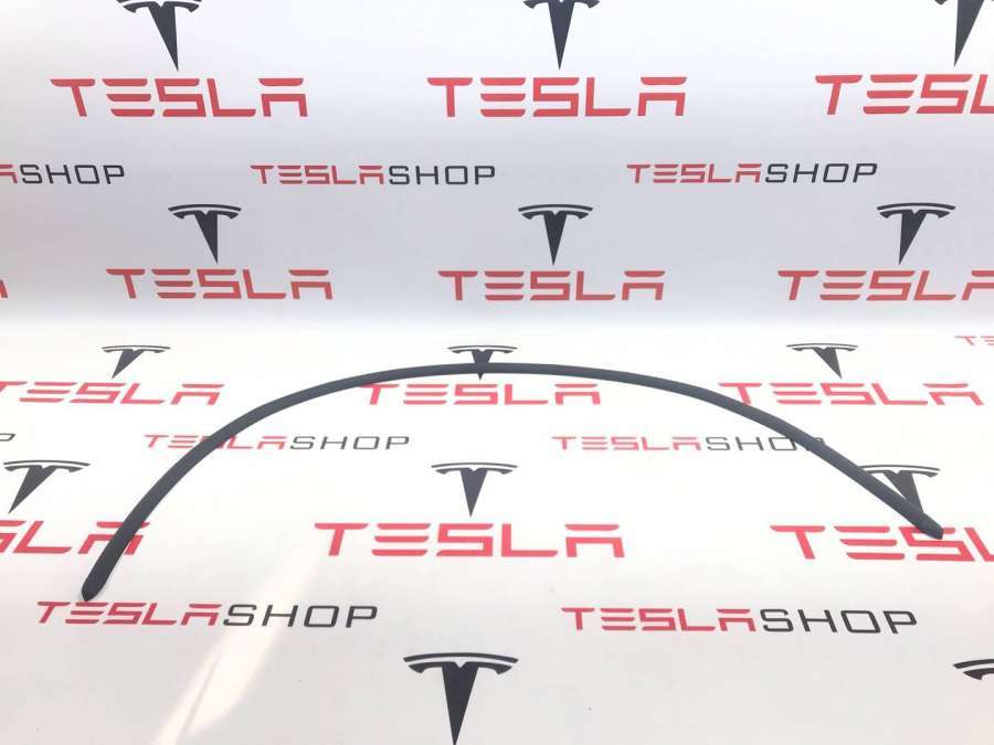 Уплотнитель капота к Tesla Model S 2021