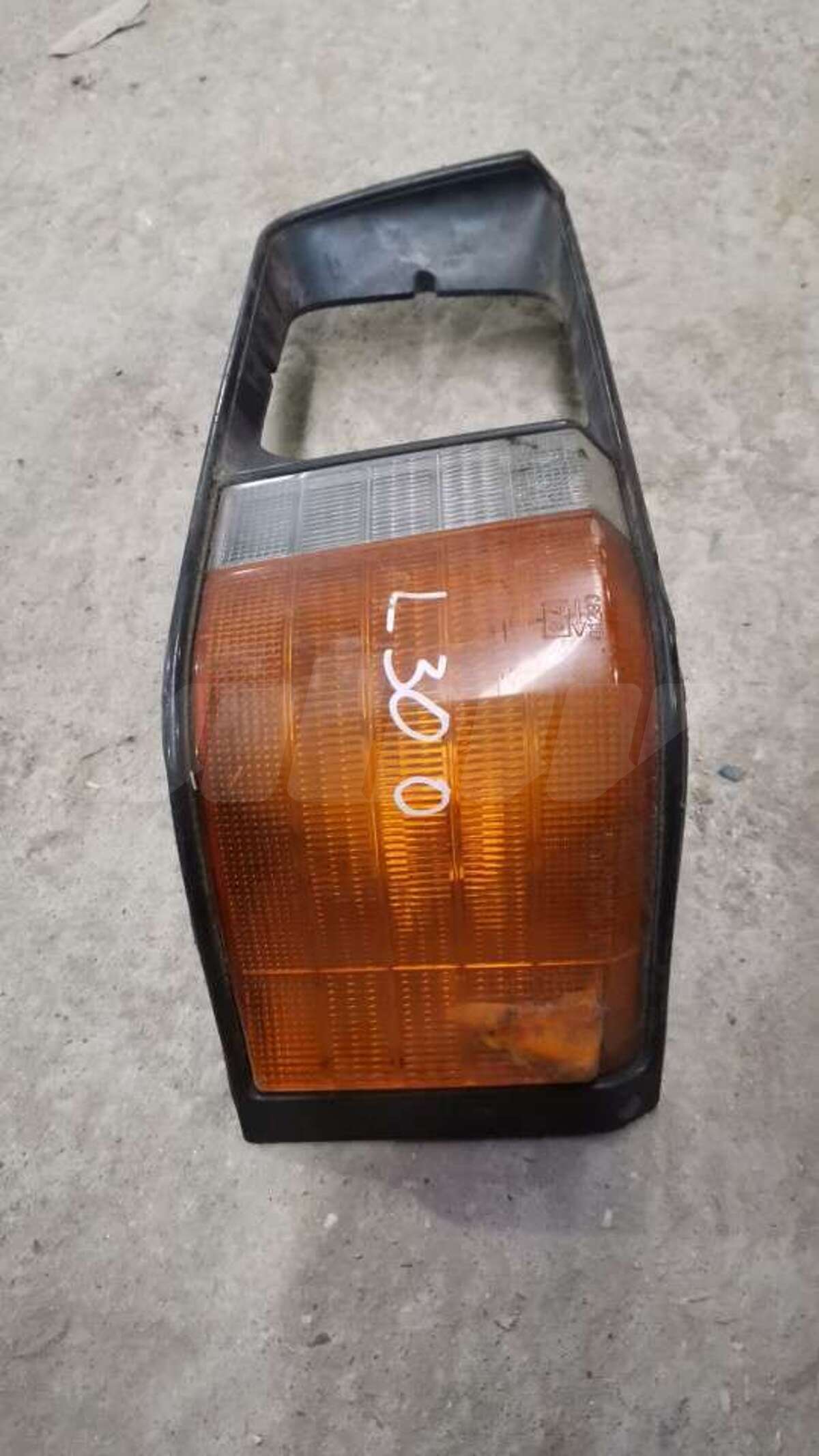 Поворотник правый к Mitsubishi L300 1992