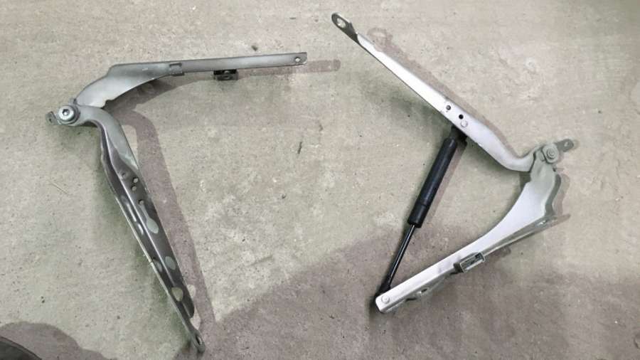 Петля капота к Volvo V70 2006