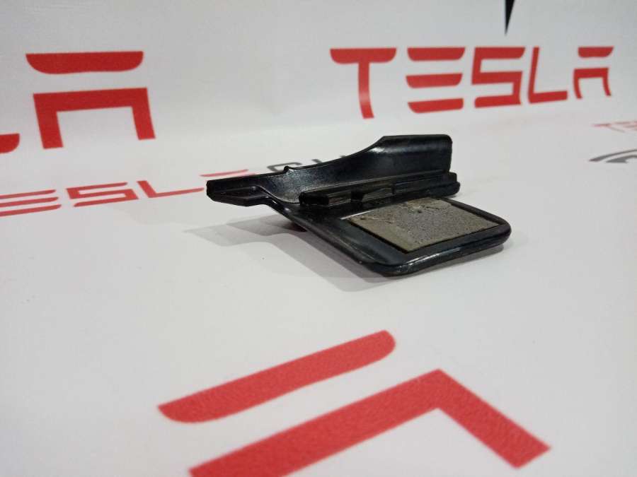 Уплотнитель к Tesla Model S 2015