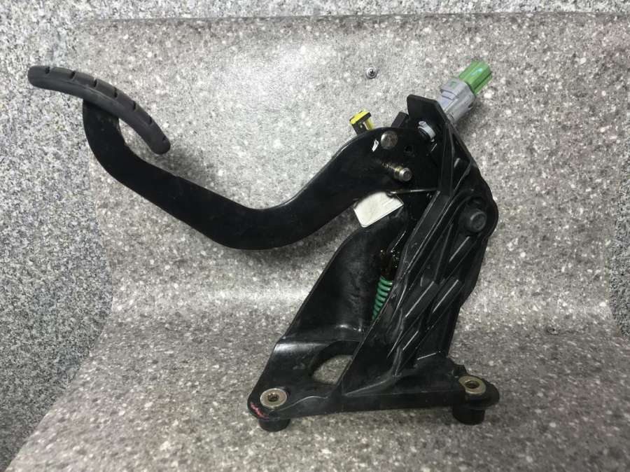 Педаль к Renault Laguna 2004