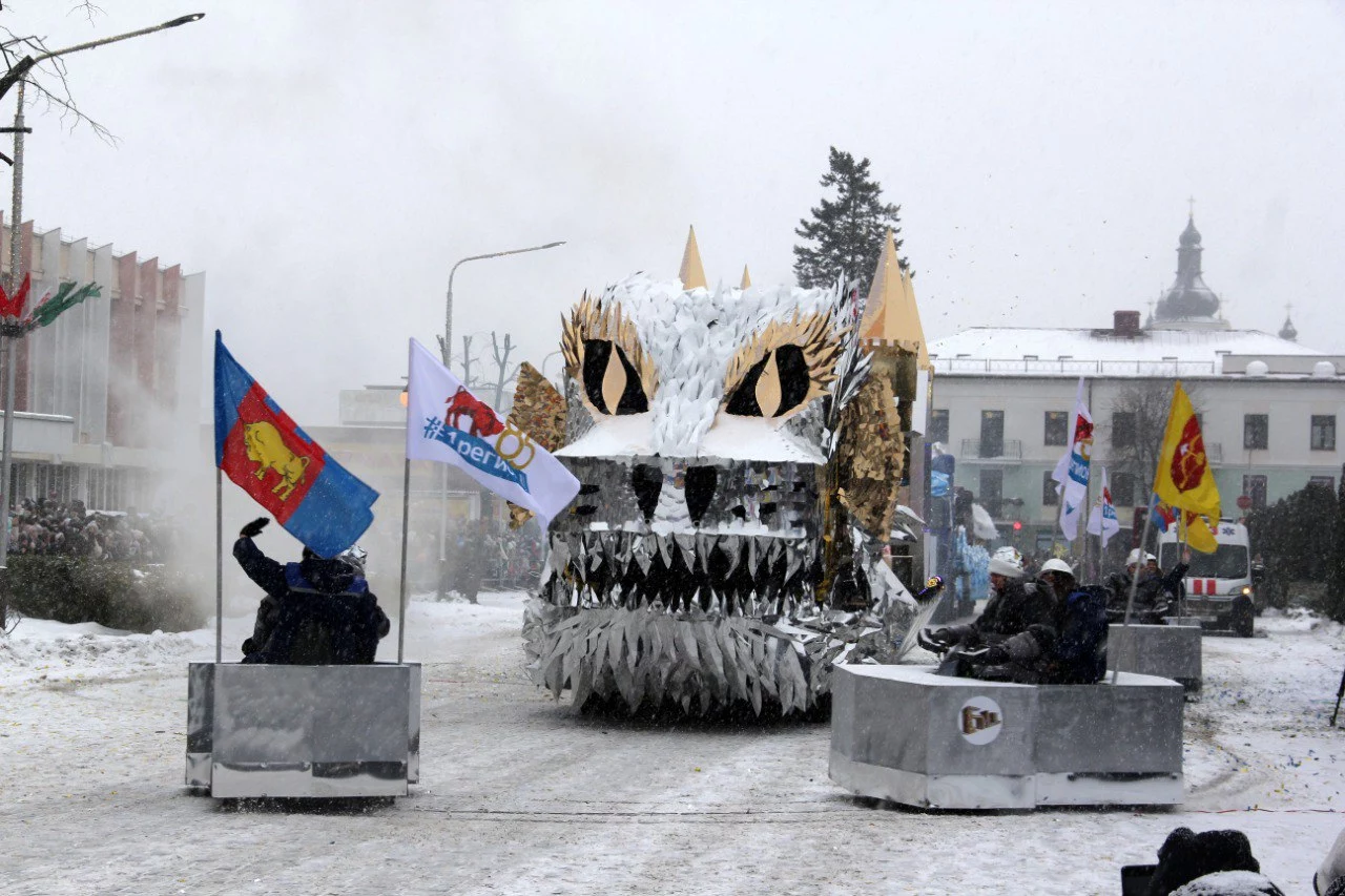 На фестивале «Берестейские сани» в Пинске прошел парад стилизованных машин