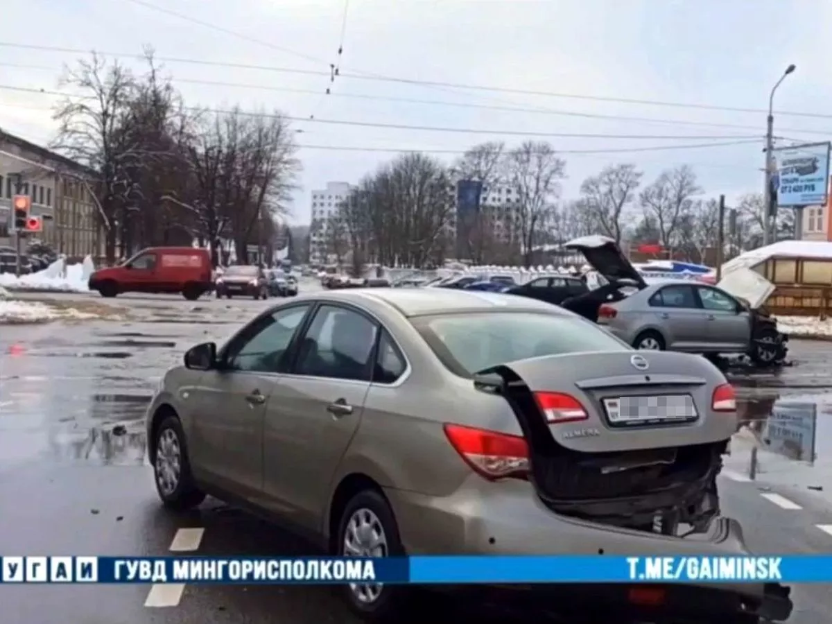 В Минске на перекрестке столкнулись две «легковушки»