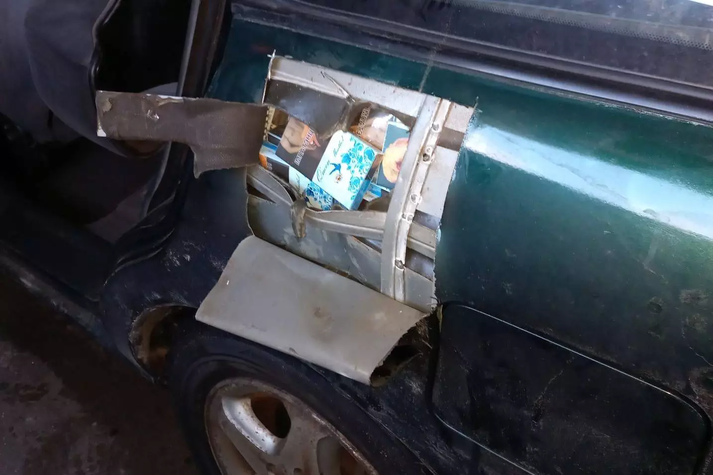 В Литве таможенники разрезали кузов Mazda из Беларуси, чтобы извлечь сигареты