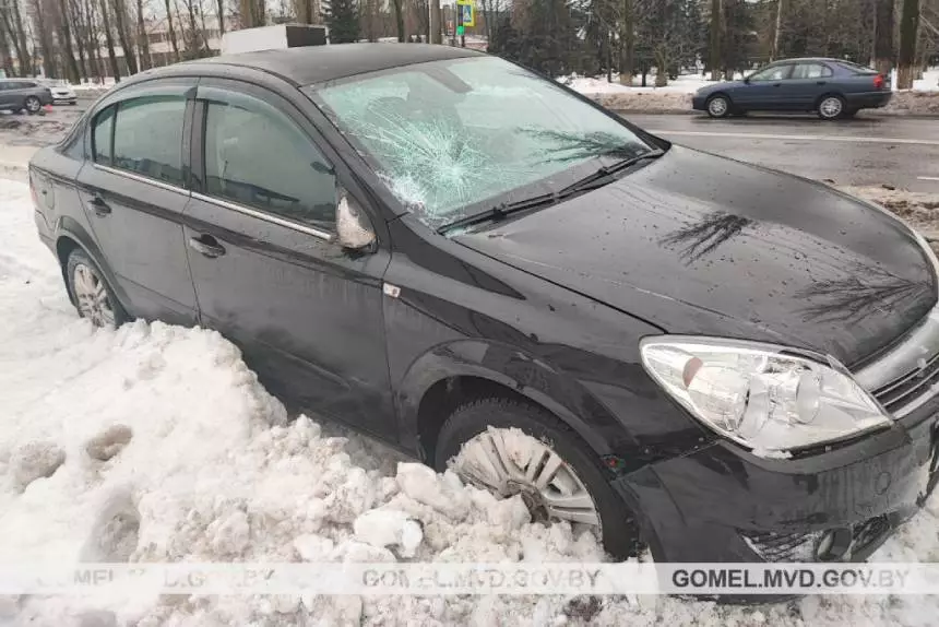 В Гомеле Opel вылетел на тротуар и сбил трех женщин