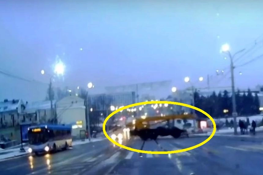 «Побег» автокрана в Витебске записал видеорегистратор