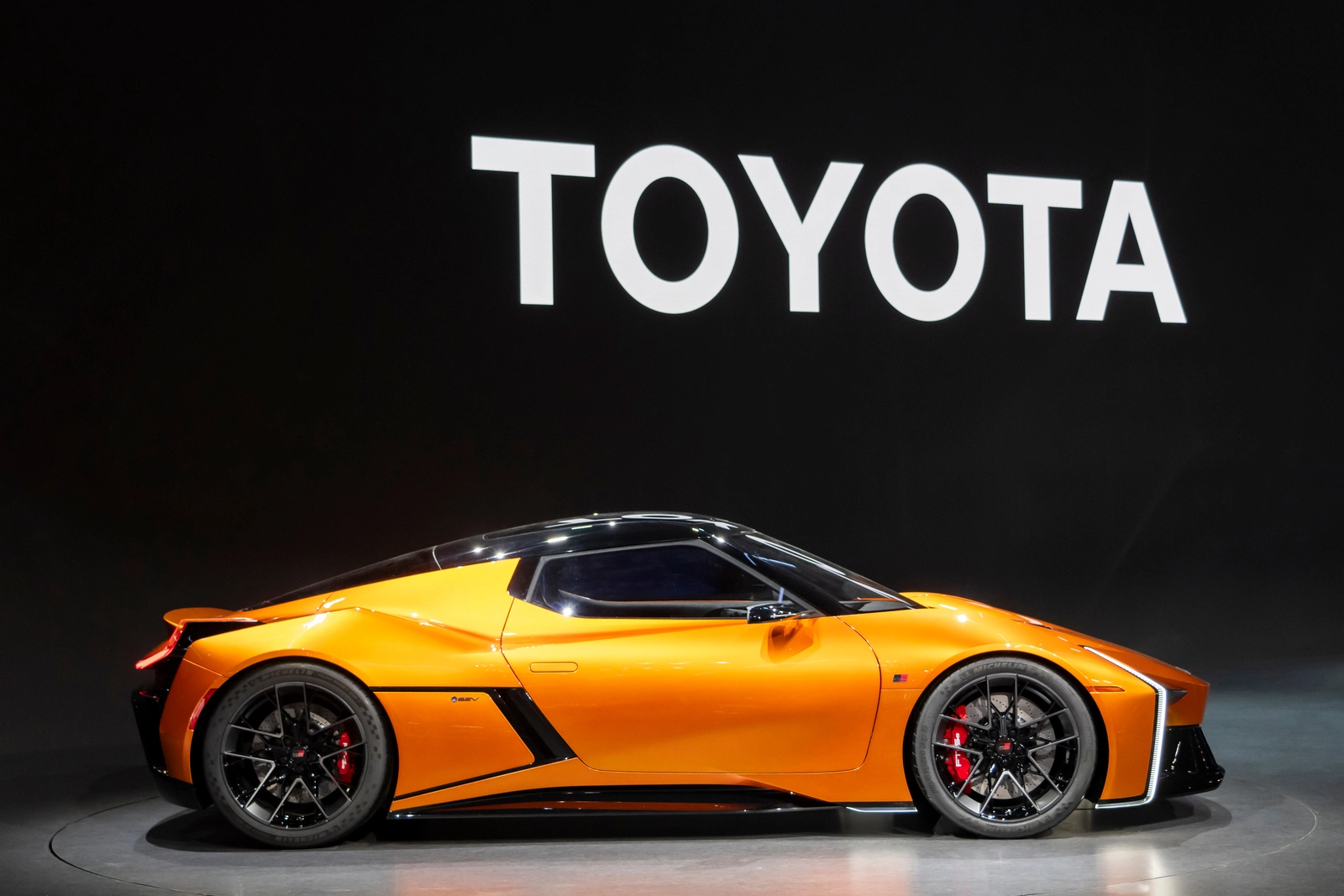 Toyota по-прежнему лидер мирового автопрома, но электромобилей продает мало