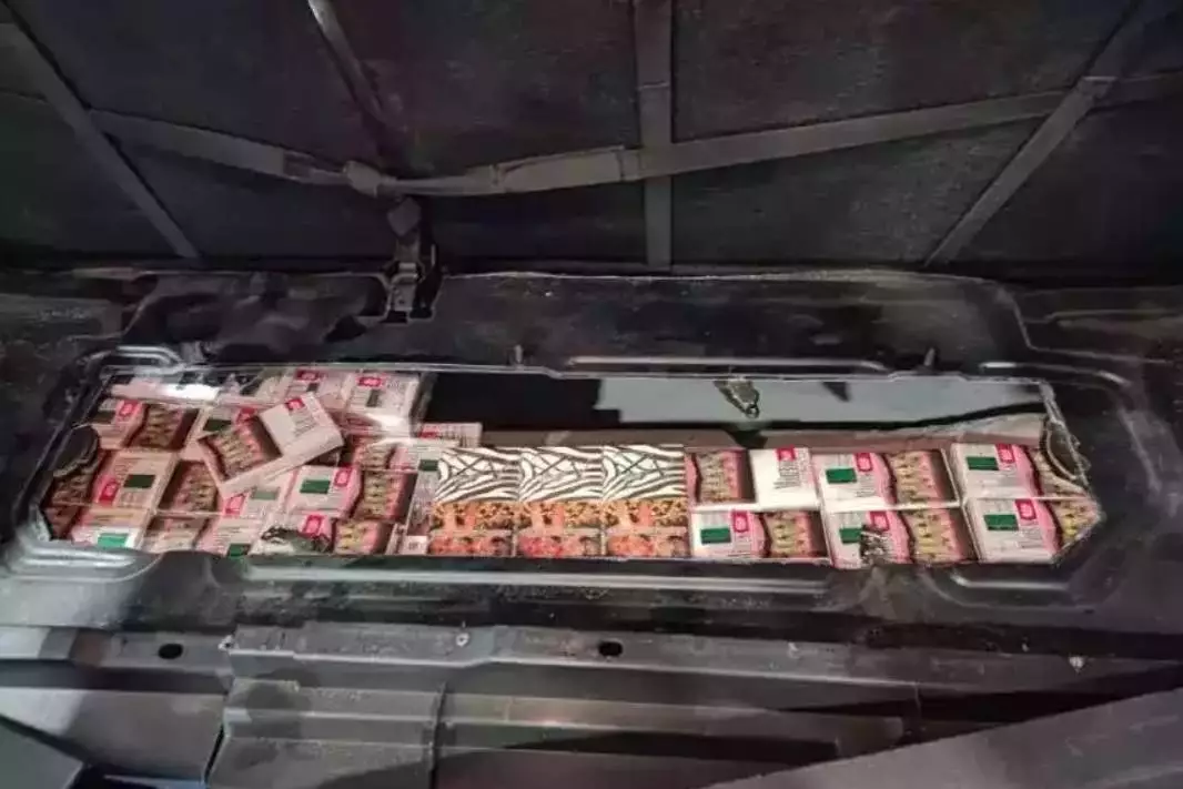 Под задним сиденьем VW Passat был обнаружен тайник с 1630 пачками белорусских сигарет