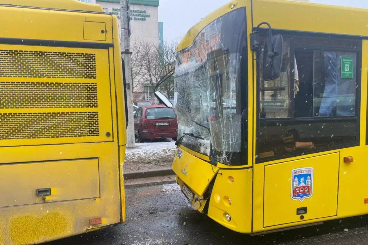 Девять человек госпитализированы после столкновения двух автобусов в Минске