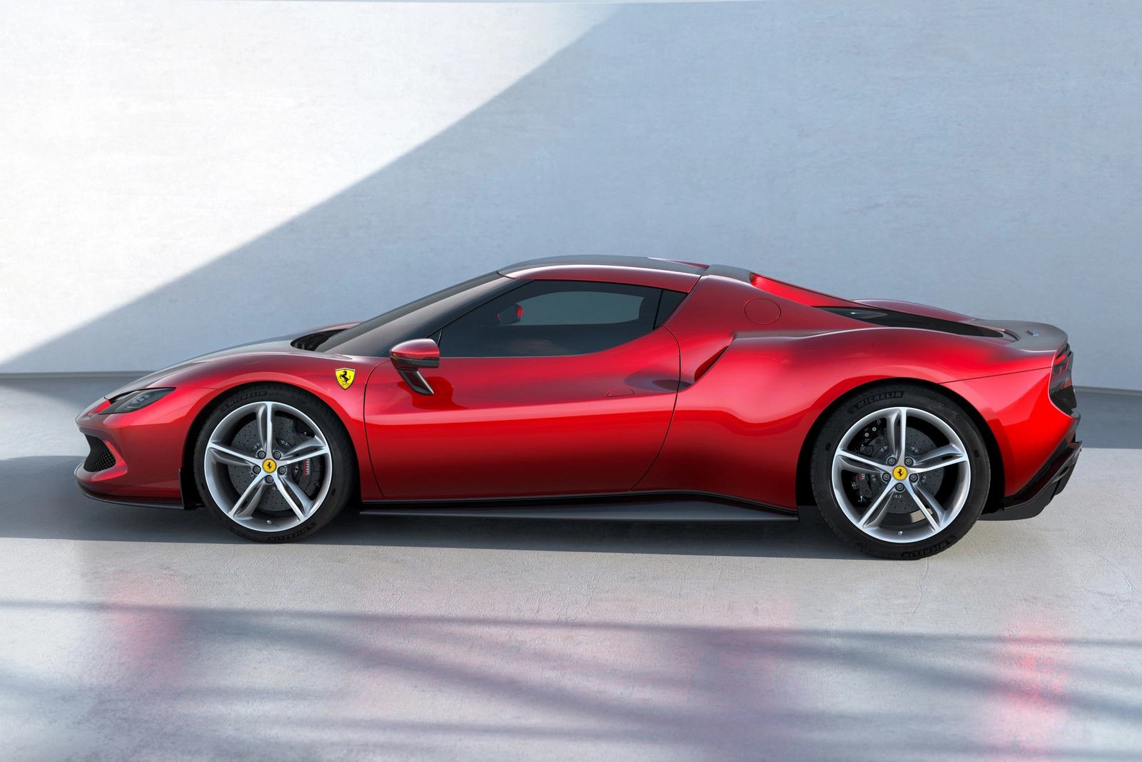 Почти половина всех проданных Ferrari в 2023 году были гибридами