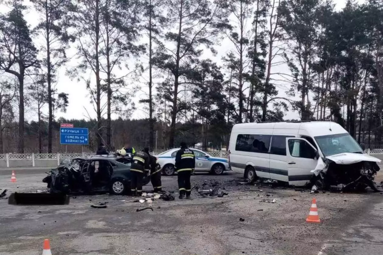 Под Речицей микроавтобус протаранил встречное такси – погибла пассажирка