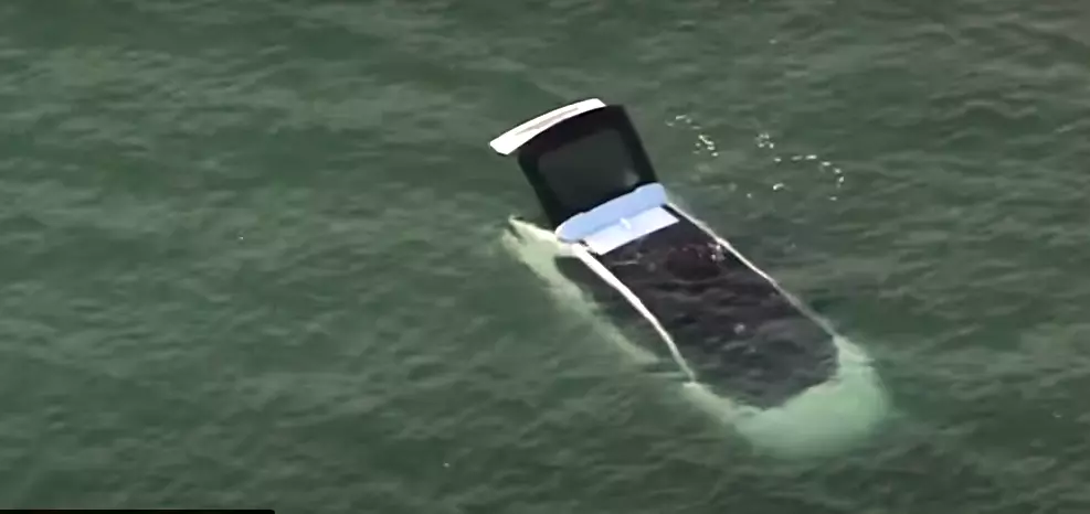 По оплошности водителя Toyota bZ4X утонула в океане