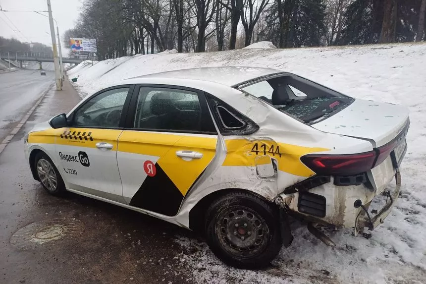 Такси в Минске улетело в столб после столкновения с Mercedes