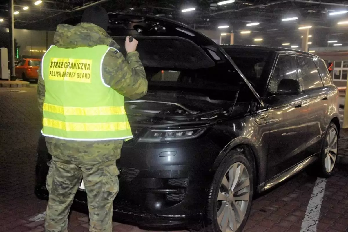 Range Rover стоимостью более $172 000 задержали в «Тересполе» при выезде в Беларусь