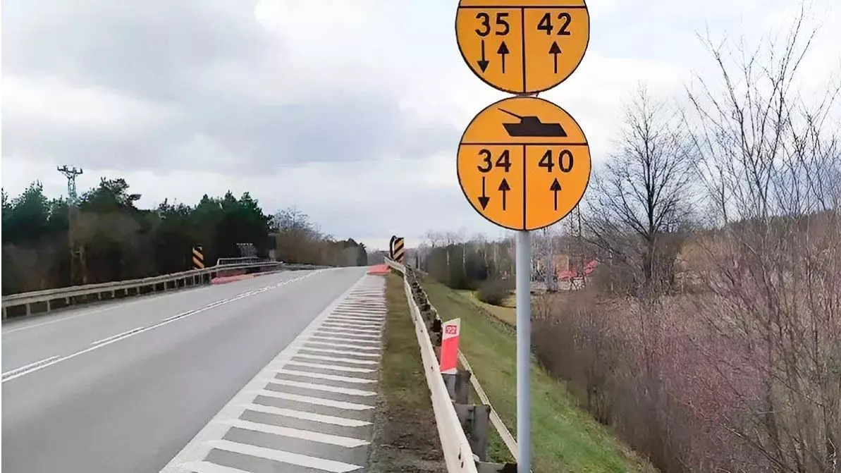На дорогах Польши установили спецзнаки, чтобы военные не повредили мосты во время учений