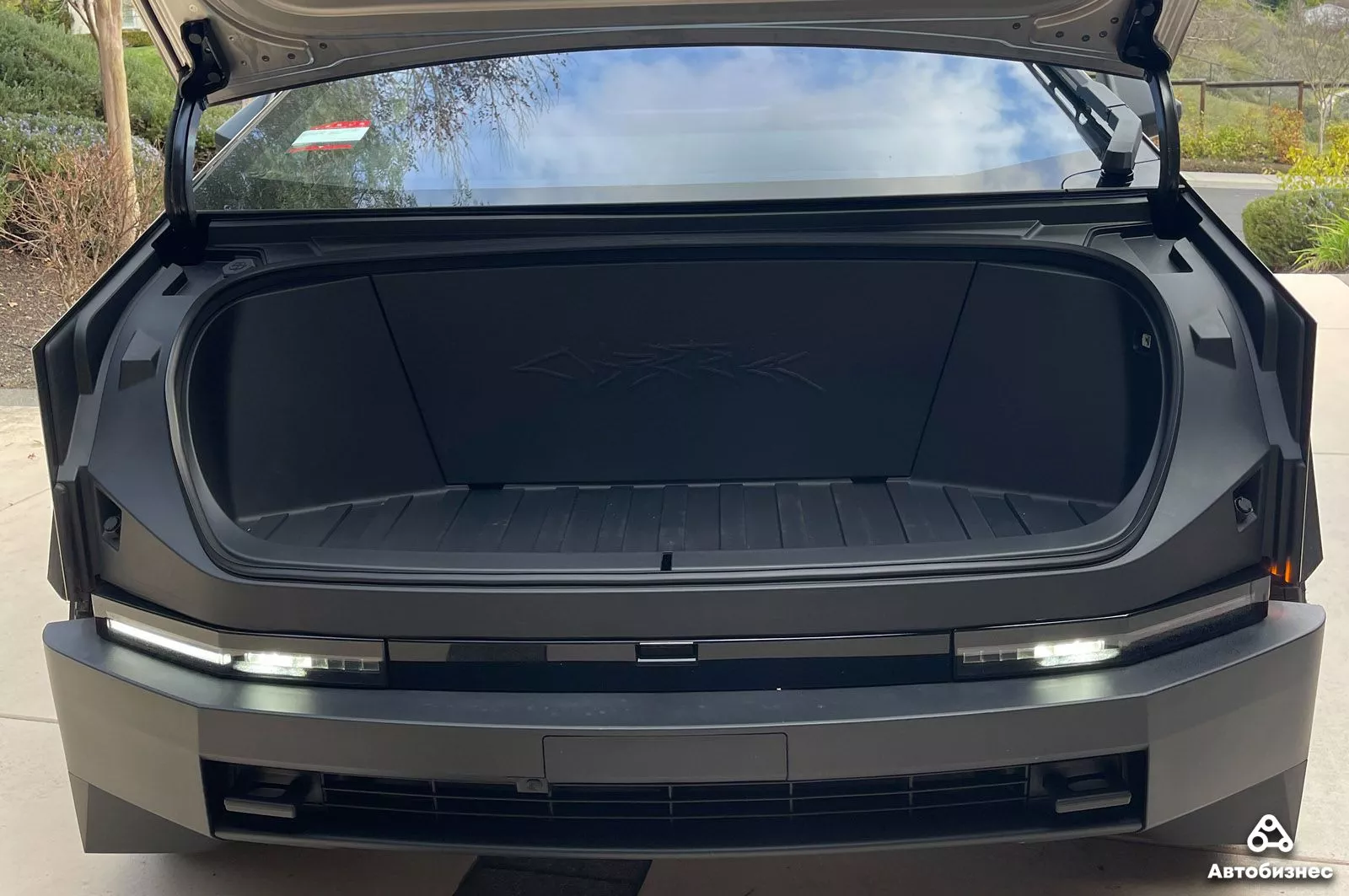 Tesla Cybertruck передний багажник