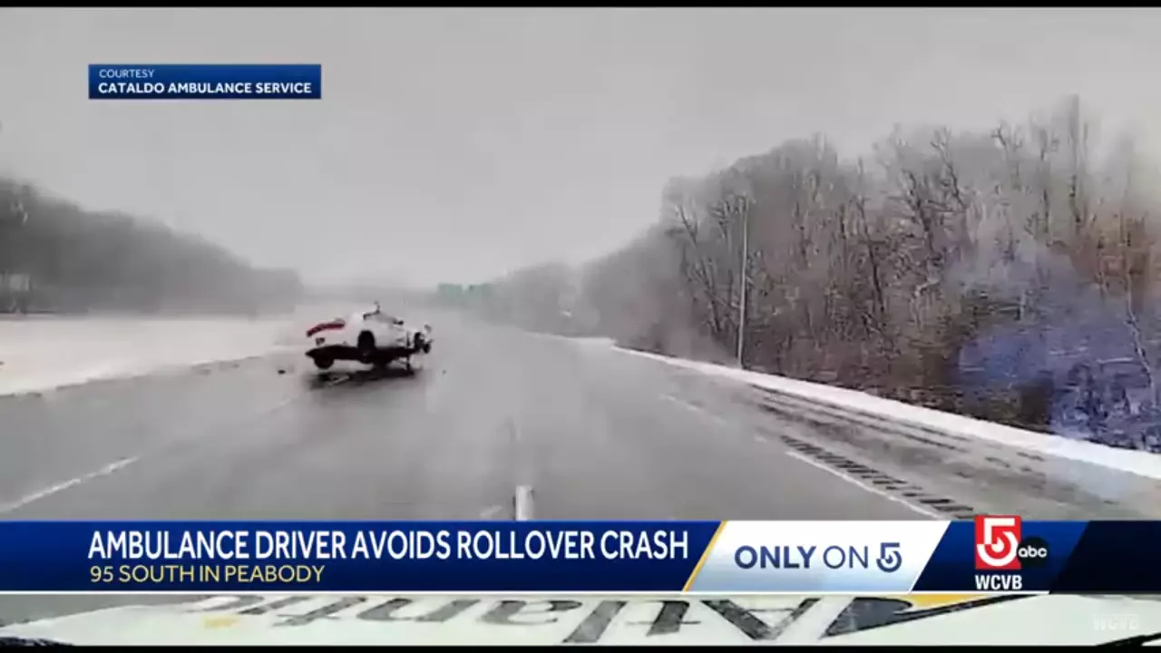В Массачусетсе водитель скорой чудом увернулся от катящегося по трассе автомобиля