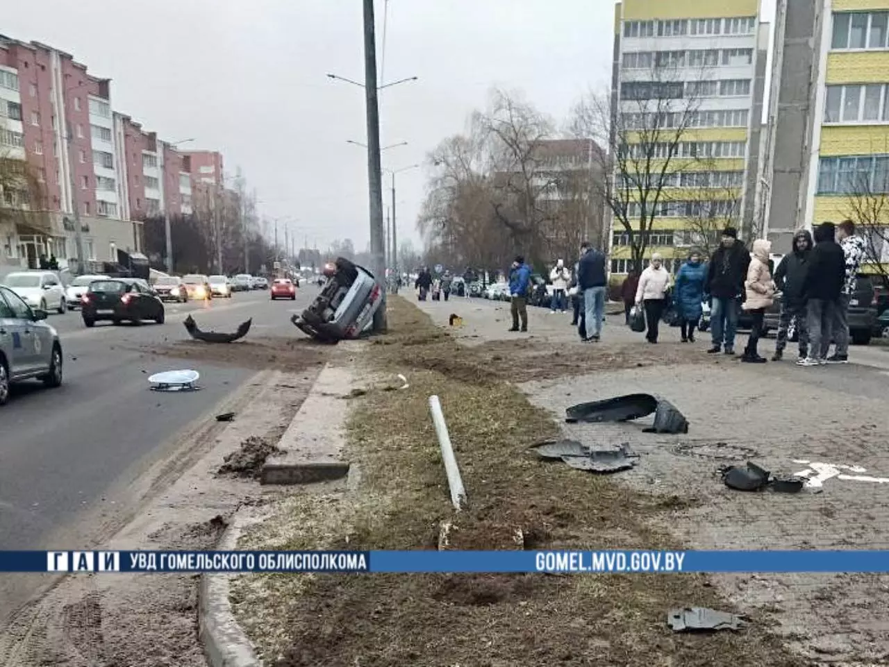 Авария с опрокидыванием и вылетом в столб Honda произошла в Мозыре