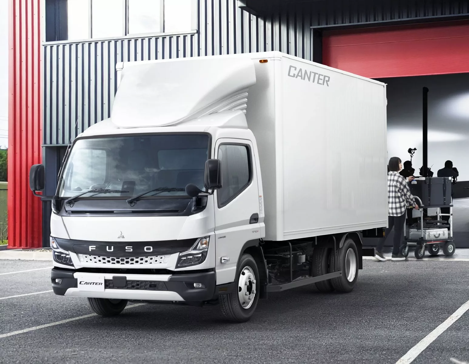 В Японии начались продажи нового легкого грузовика Canter