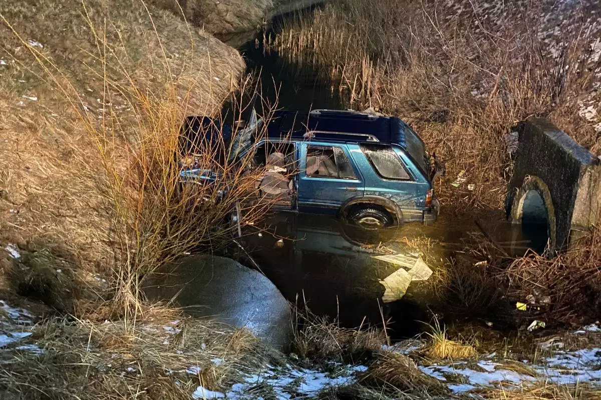 Появилось видео, как Opel Frontera нырнул в канал с водой в Мостах