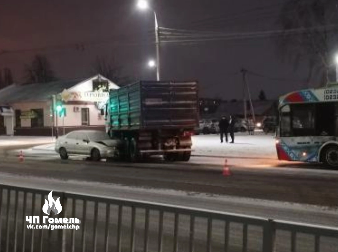 Появилось видео аварии грузовика и легковушки в Гомеле