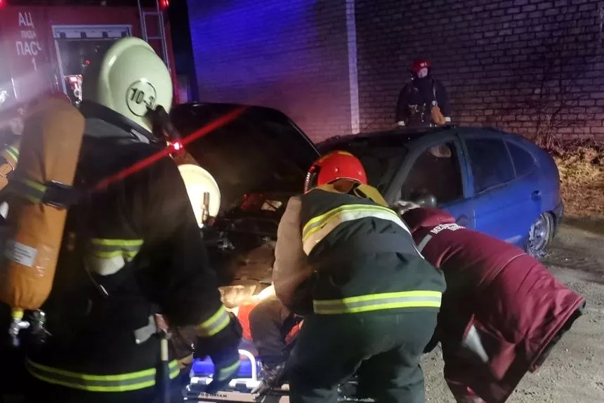 42-летний мужчина едва не сгорел вместе с автомобилем в гараже в Лиде