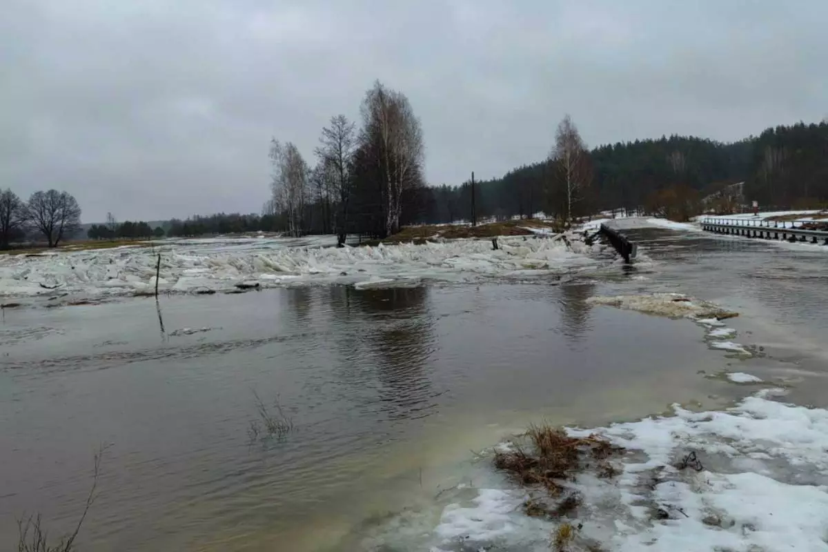 В Беларуси некоторые дороги и мосты оказались под водой