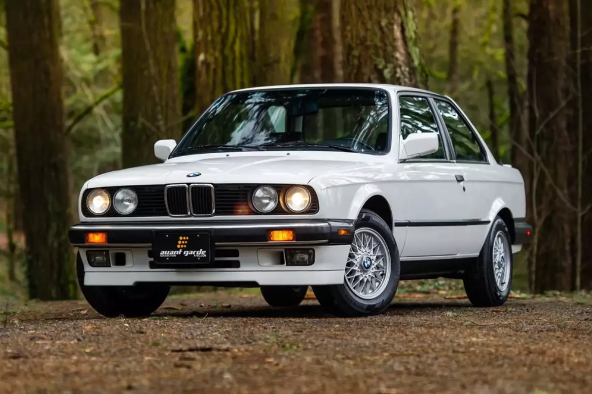 Легендарная «тройка»: на одном из американских аукционов продается BMW 325is