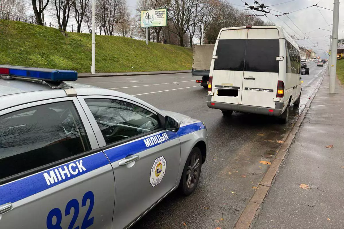 В Минске пассажирка упала с сиденья из-за резкого торможения. Кто заплатил моральный вред