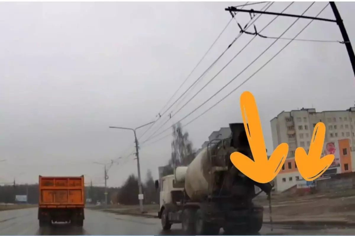 В Могилеве грузовик-бетоносмеситель разгружался прямо на ходу