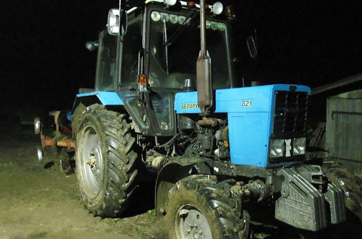 В Бобруйском районе кочегар угнал трактор и увяз на нем в грязи