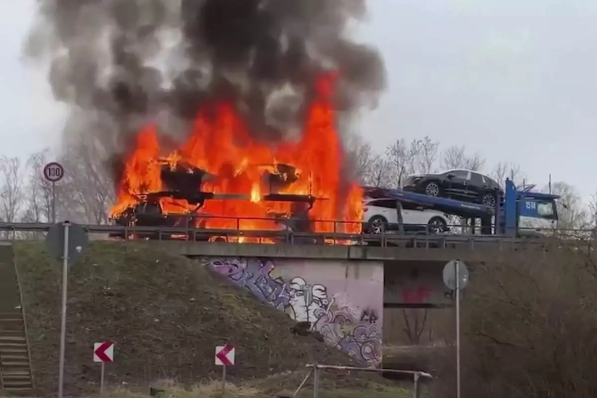 В Германии на автобане сгорел автовоз с электромобилями