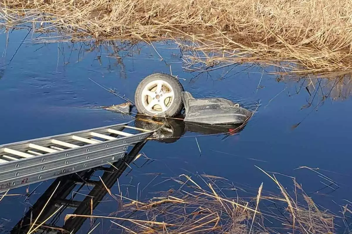 В Гомельском районе автомобиль с водителем утонул в мелиоративном канале