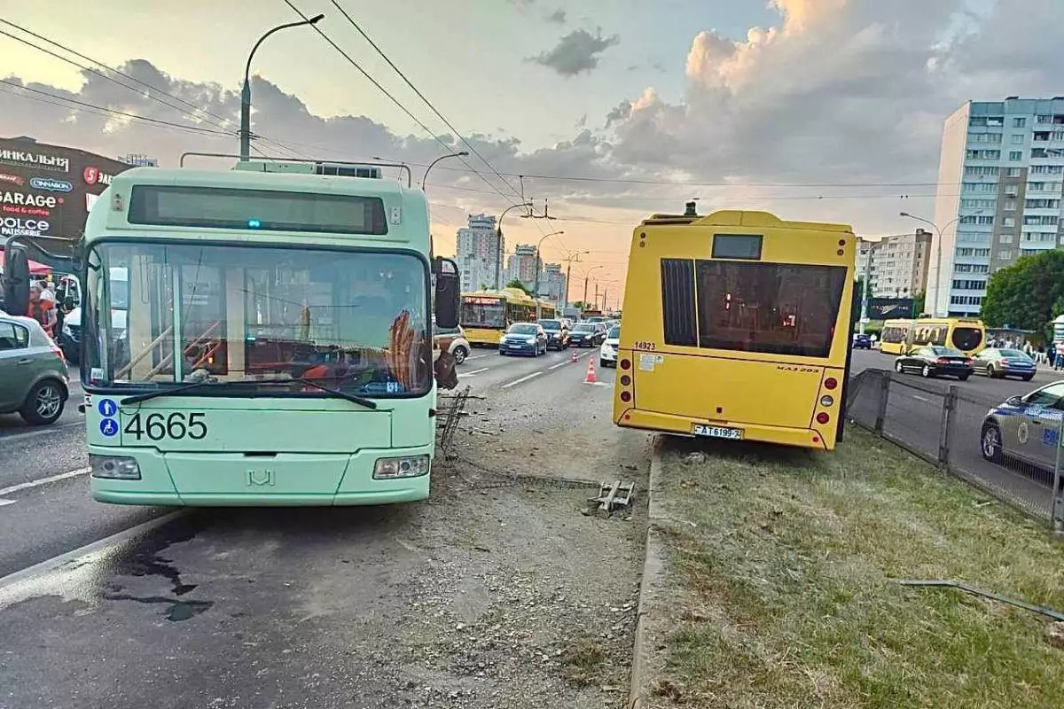 Водитель Geely не признала свою вину в аварии с автобусом и троллейбусом в Минске