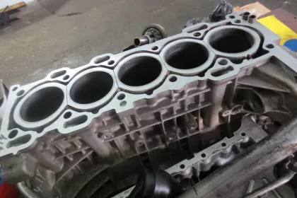 Как алюминиевый блок цилиндров сделал двигатели одноразовыми