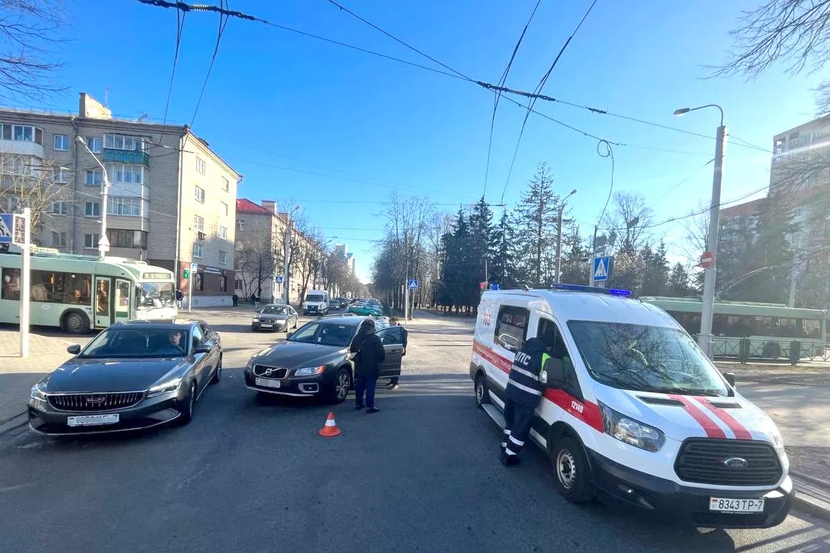 Легковушка сбила пешехода на переходе в Минске