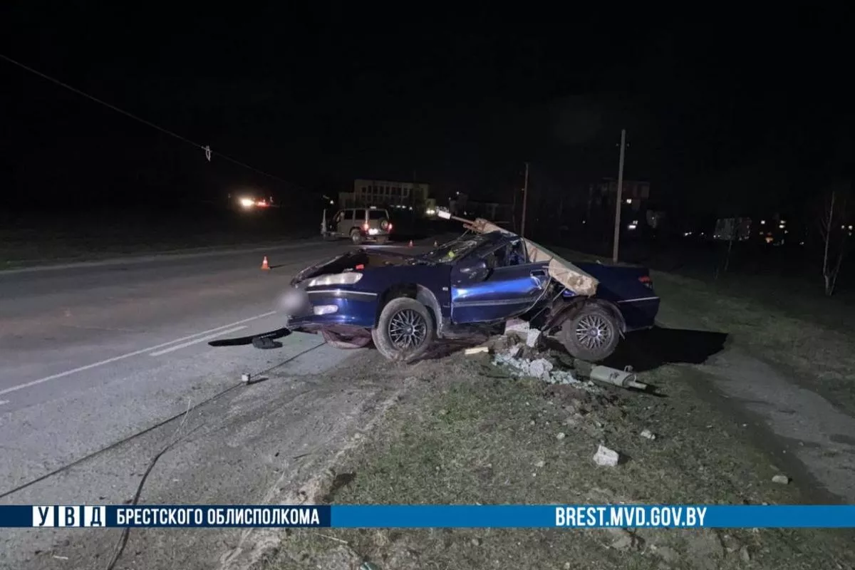 26-летний водитель разбил автомобиль о столб на Брестчине