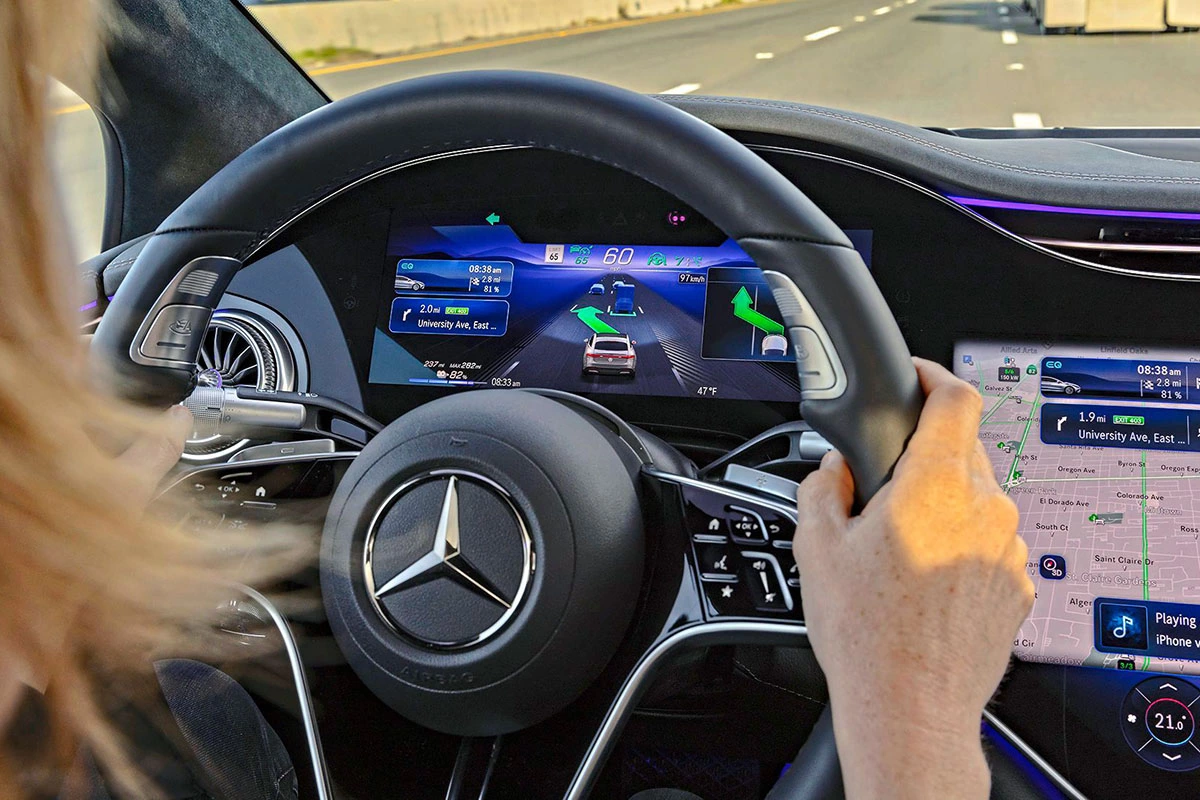 В Mercedes EQ расширили использование функции автономной смены полосы движения