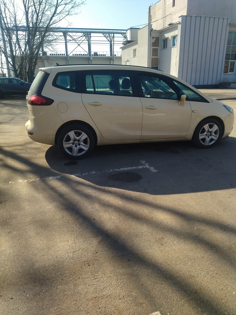 Opel Zafira 2016,