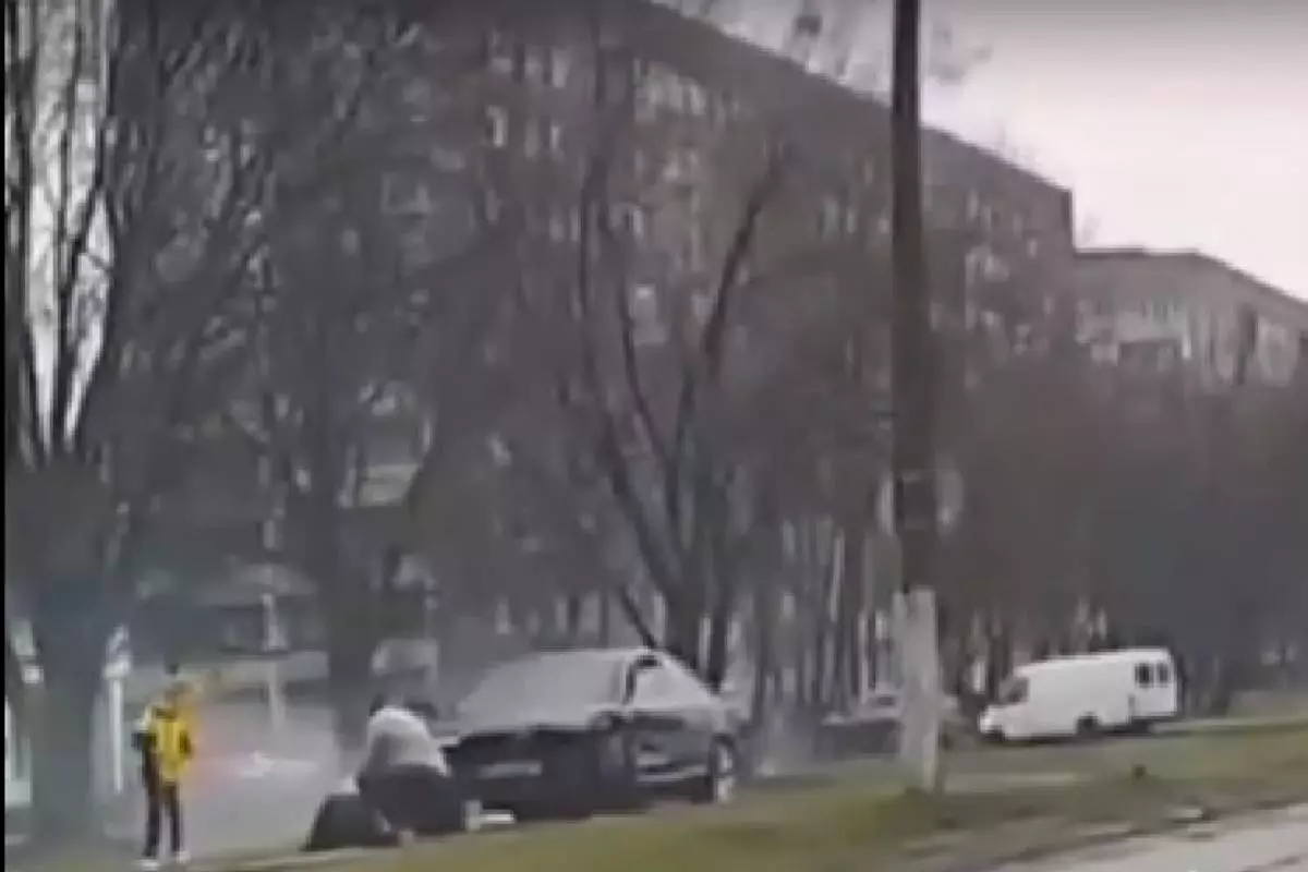 Пешеход ожидал зеленый свет, когда его сбил автомобиль. Жесткая авария в Гомеле