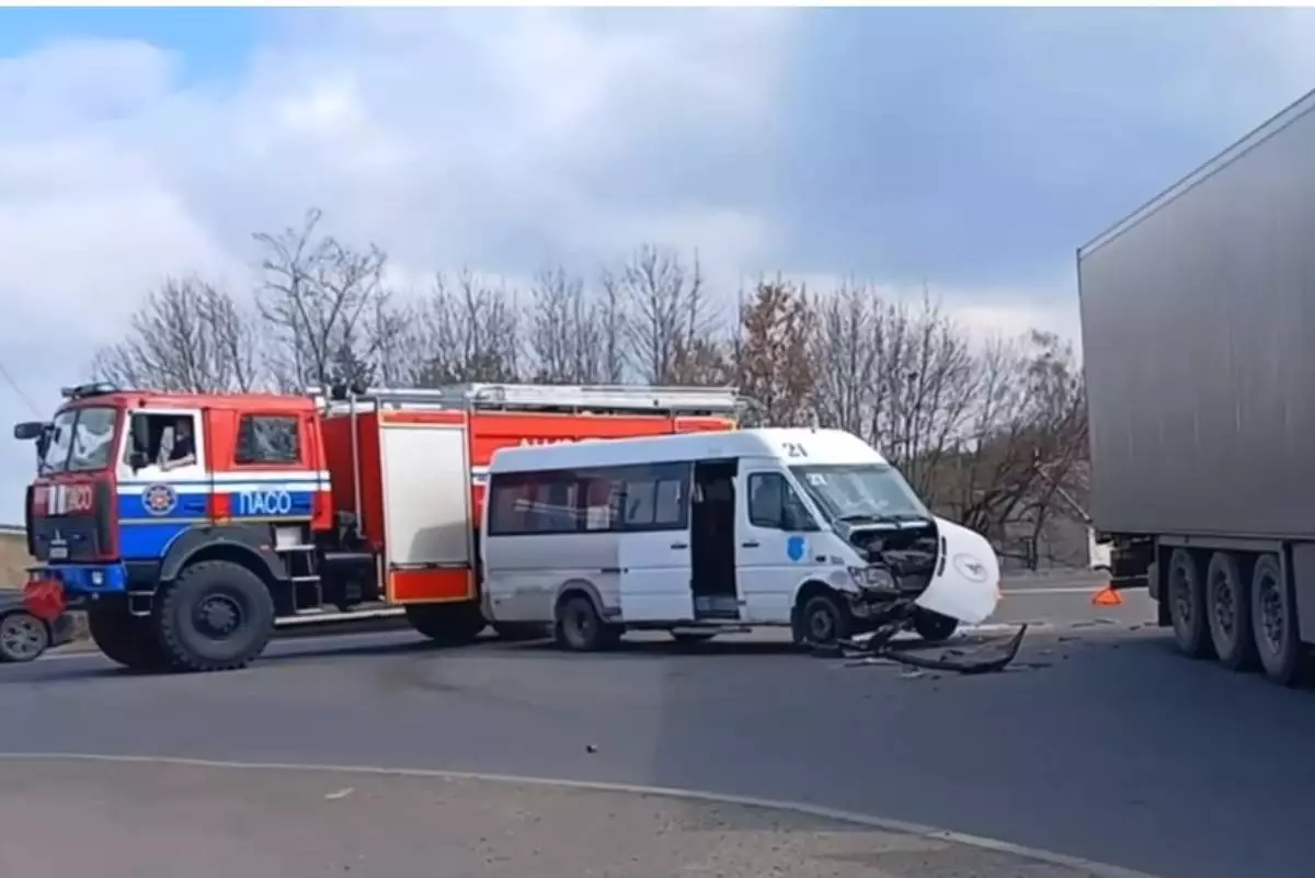 Грузовик столкнулся с маршруткой в Бресте – пострадали три человека